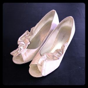 Linen peep toe pumps